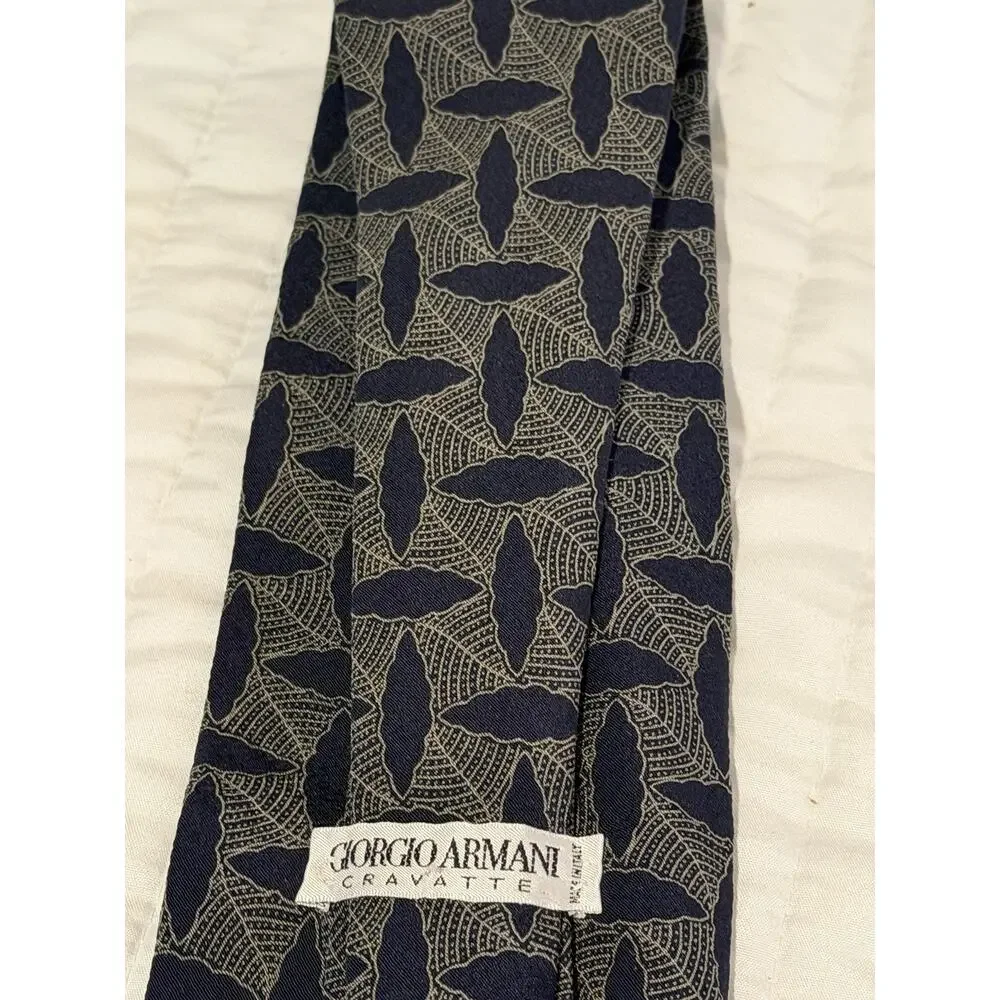 Giorgio Armani Cravatte 100% Silk Tie Made Italy Navy Gold Geometric